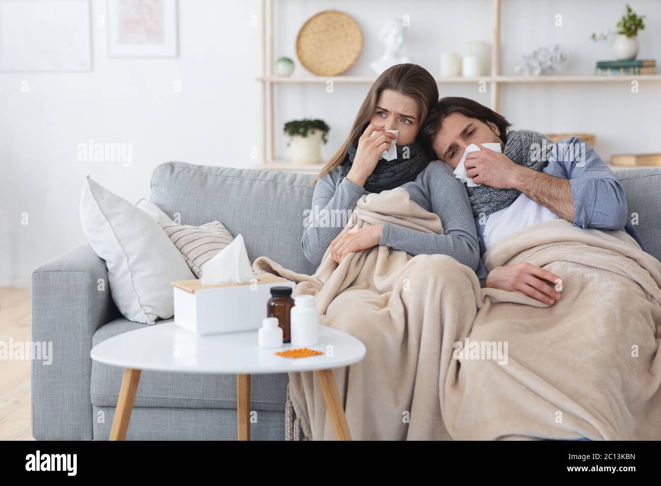 Pärchen Leidet Unter Kälte, Nase Bläst Und Niesen Stockfoto