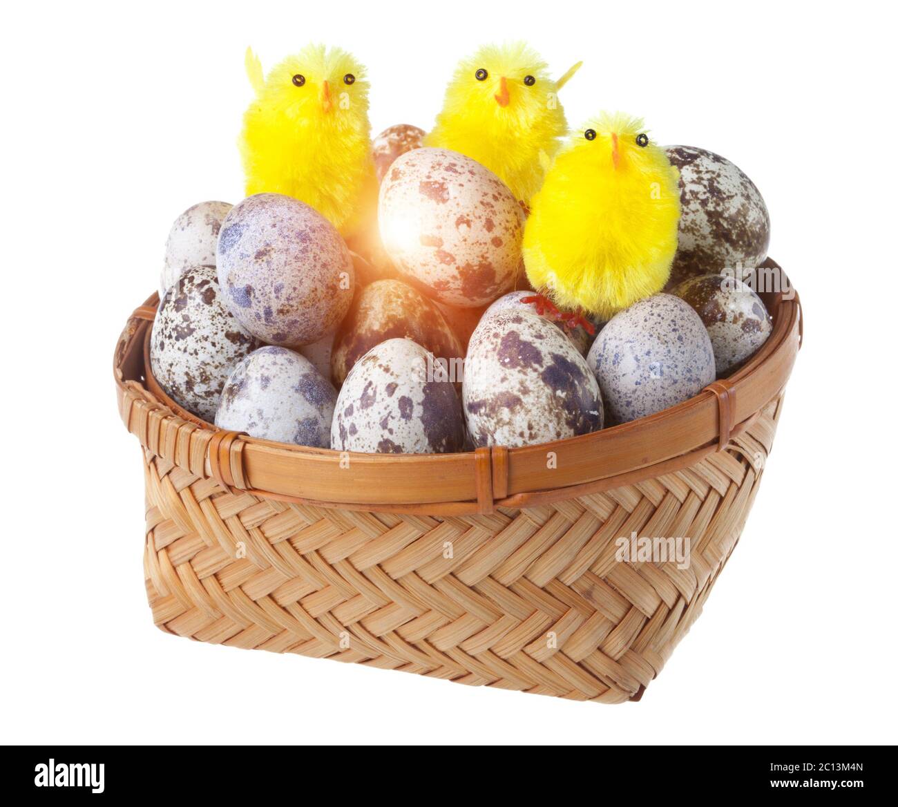 Wattkorb mit Wachteleiern und einem Spielzeug-Huhn, als Symbol von 2017 nach Ost-Kalender Stockfoto