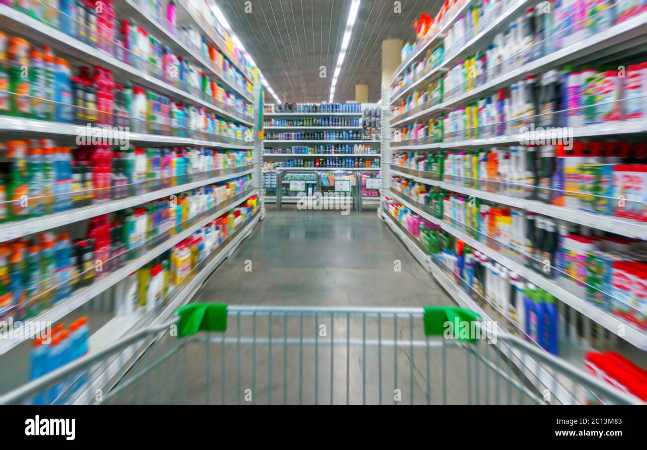 Warenkorb Ansicht auf einem Supermarkt Gang und Regale - Das Bild hat eine geringe Schärfentiefe Stockfoto