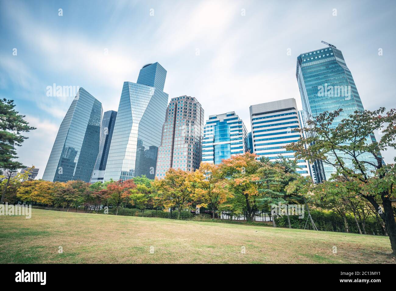 Moderne Bürogebäude in seoul im Wolkenhimmel Stockfoto