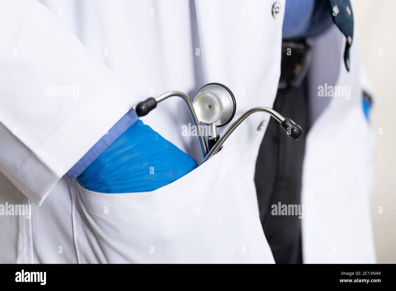 Porträt von zuversichtlich indischen männlichen Gesundheit professionelle Arzt Stock Foto Stockfoto