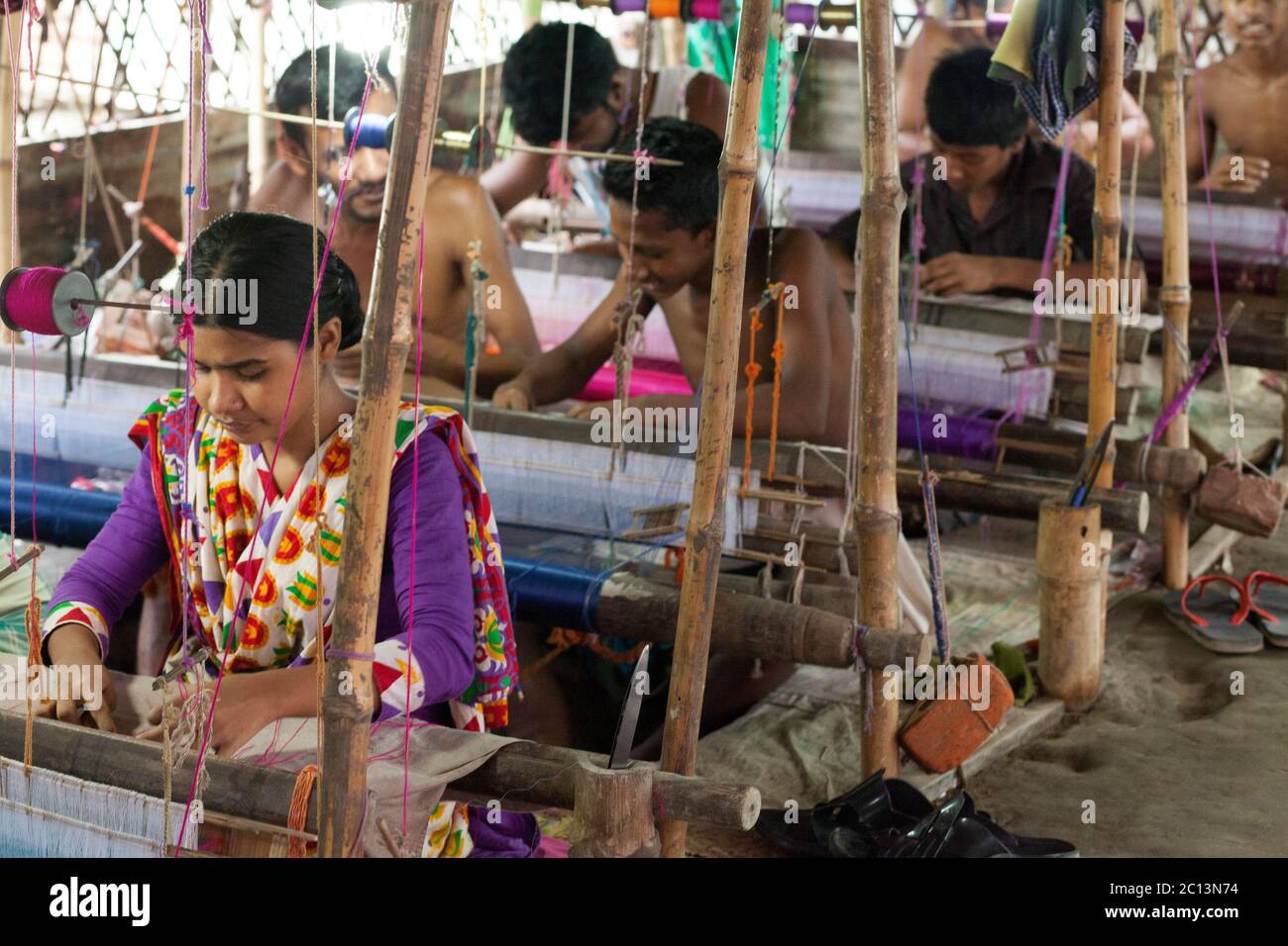 JULI : EIN bangladeschischer Weber entwirft am 07. Juli einen Jamdani Sari (Damenmode) im Dorf Rupganj Thana am Stadtrand von Dhaka Stockfoto