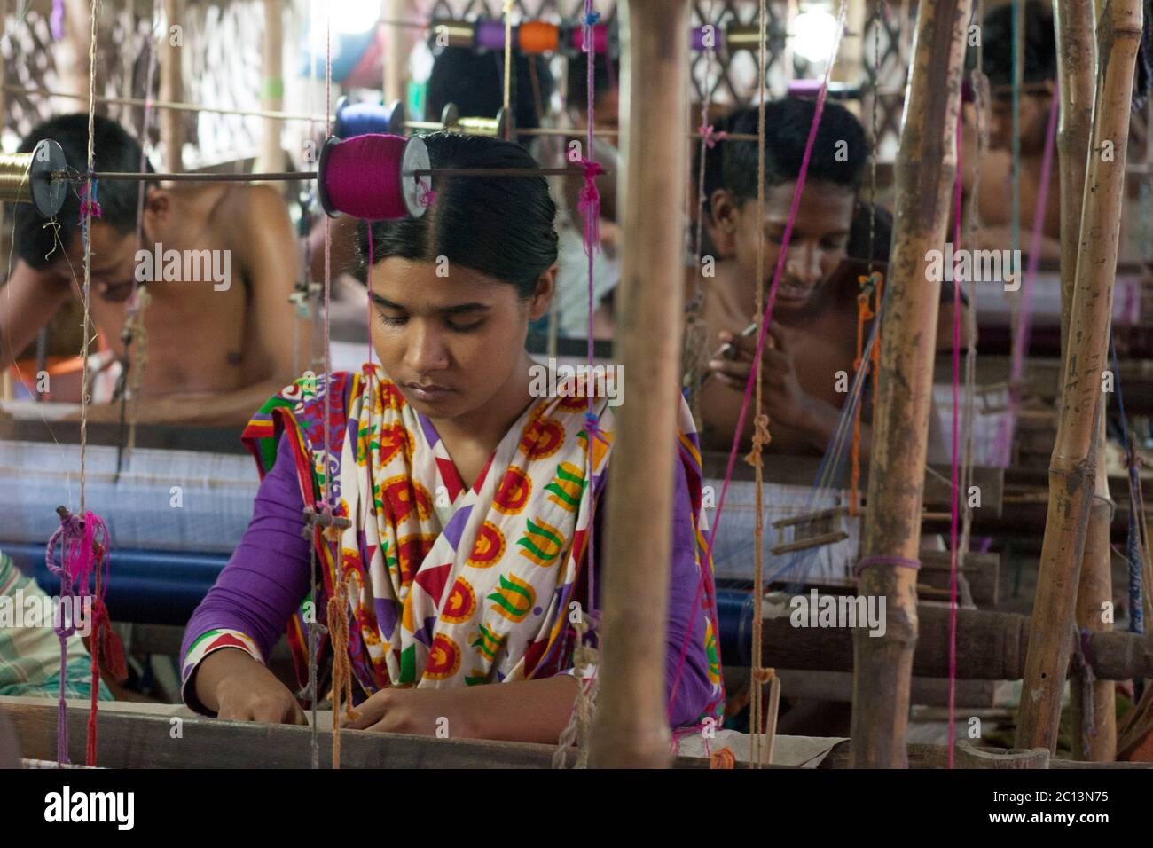 JULI : EIN bangladeschischer Weber entwirft am 07. Juli einen Jamdani Sari (Damenmode) im Dorf Rupganj Thana am Stadtrand von Dhaka Stockfoto