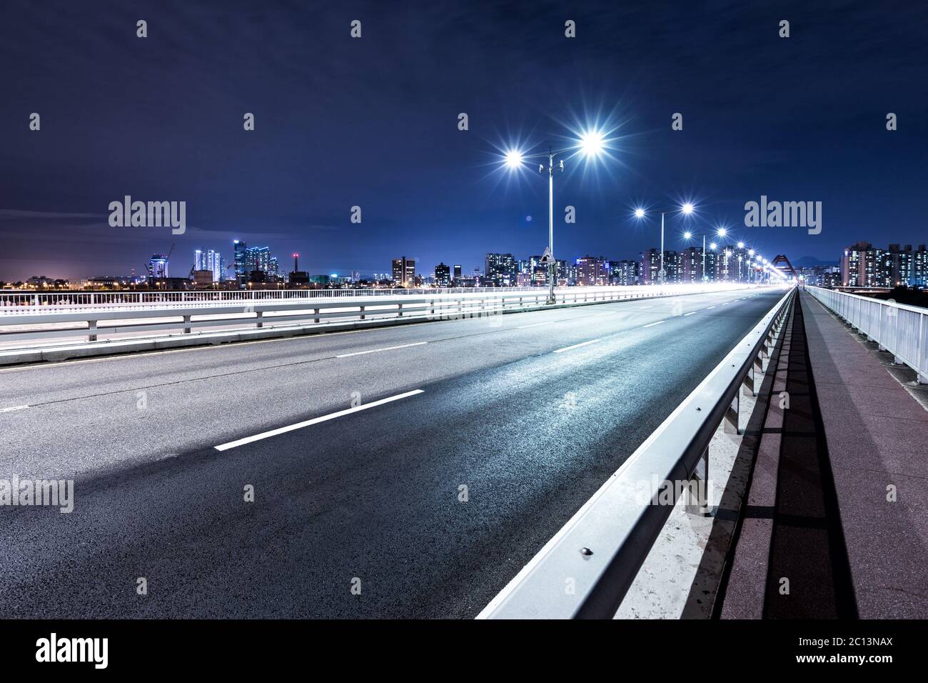 Der Verkehr auf der Brücke in der Nacht in Seoul Stockfoto