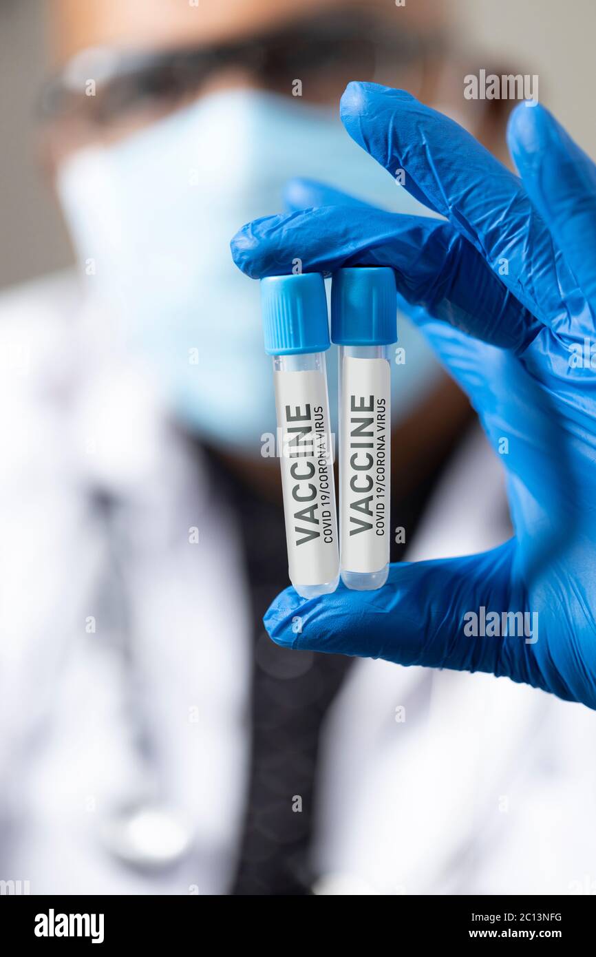 Ein indischer Arzt zeigt den Corona Covid19-Impfstoff. Hand hält Coronavirus Covid-19 Impfstoff Glasflasche Stock Foto Stockfoto