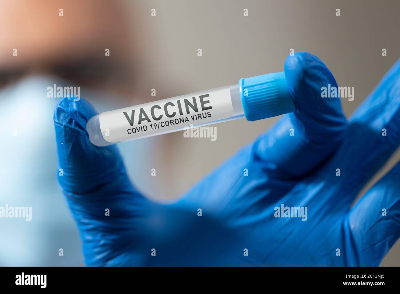 Ein indischer Arzt zeigt den Corona Covid19-Impfstoff. Hand hält Coronavirus Covid-19 Impfstoff Glasflasche Stock Foto Stockfoto