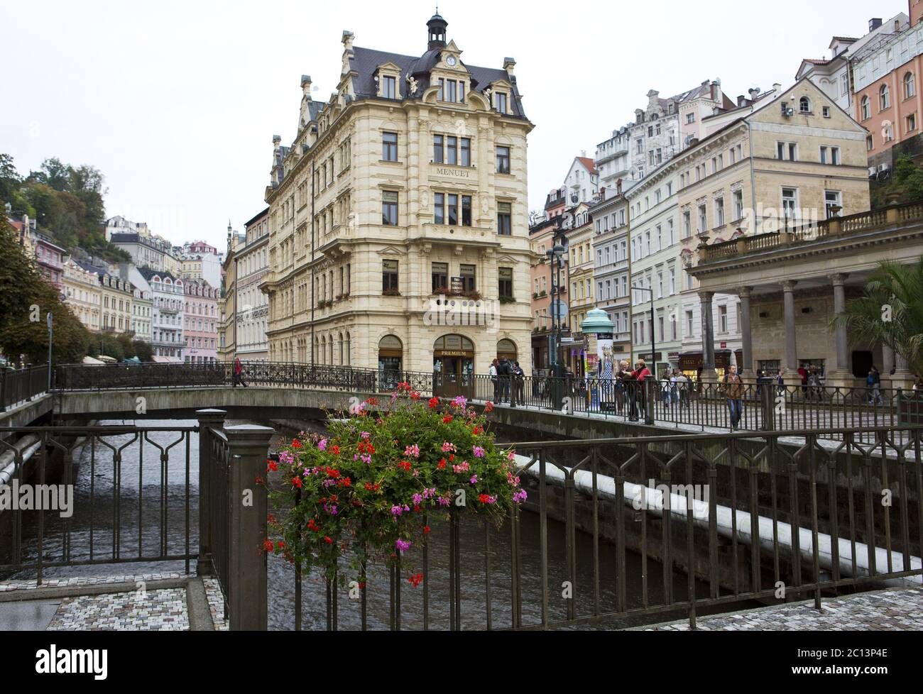 Am 14. September 2014 wandern die Touristen entlang des Flusses Tepla in Karlsbad, Tschechien Stockfoto