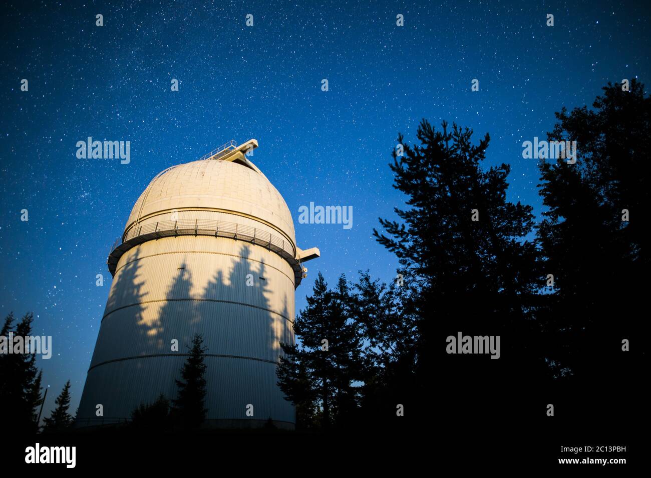 Astronomisches Observatorium unter dem Nachthimmel Sterne. Vignette Stockfoto