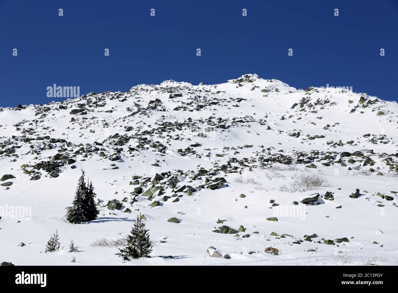 Felsige Bergspitze im Schnee Stockfoto
