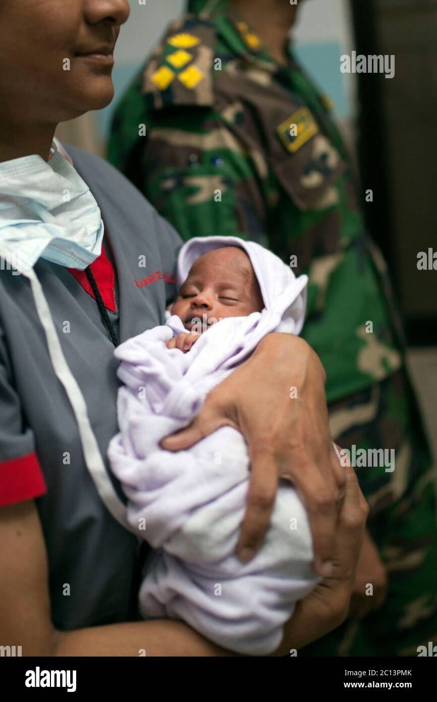 DHAKA, BANGLADESCH 16. August : Suraiya Säugling, der Kugel in Mutterleib nahm verschoben, um ihre Mutter in Dhaka Medical College Hospital, Banglades Stockfoto