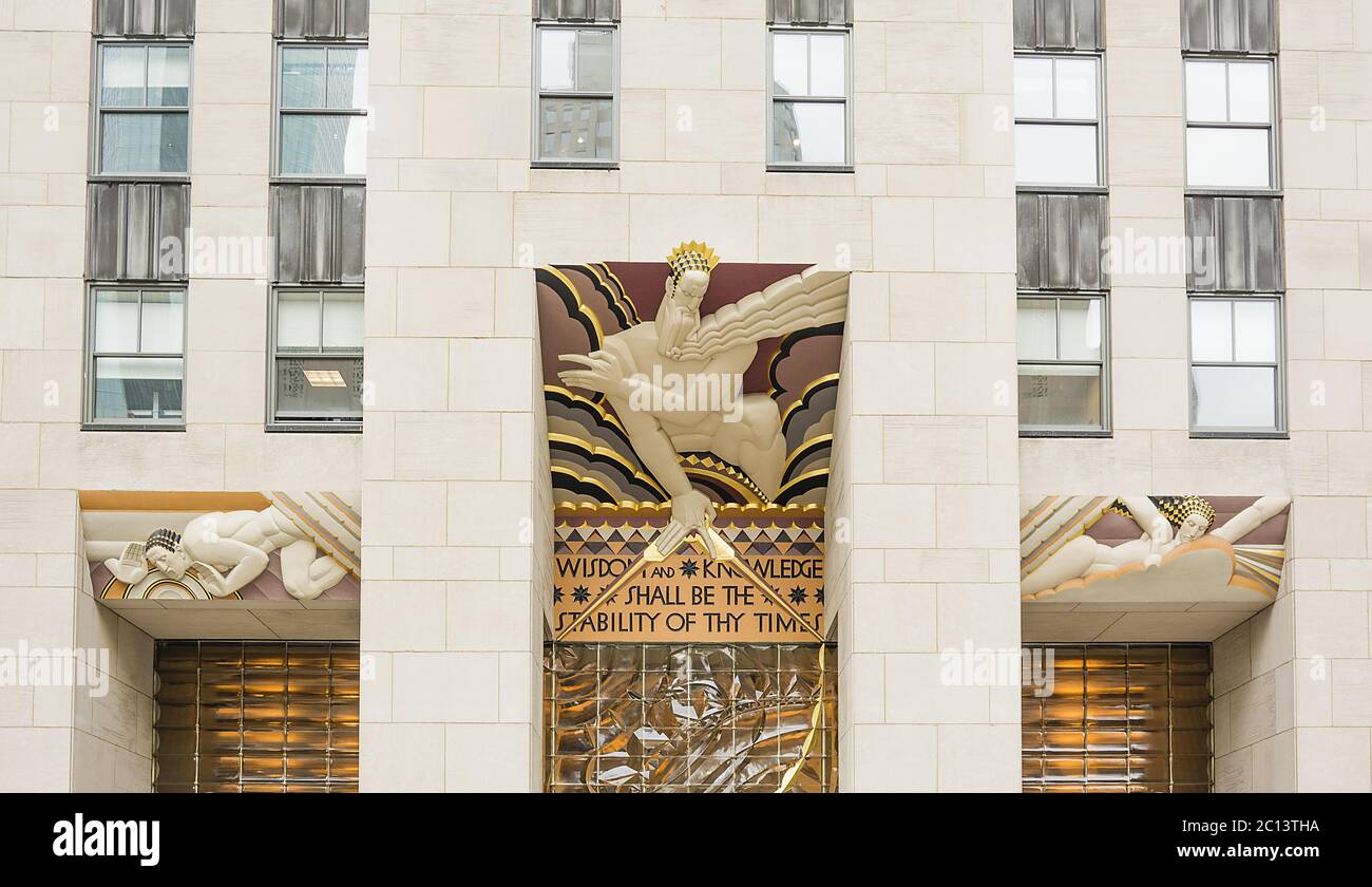 Wisdom, ein Art-Deco-Stück über dem Eingang des Rockefeller plaza 30 in New York Stockfoto