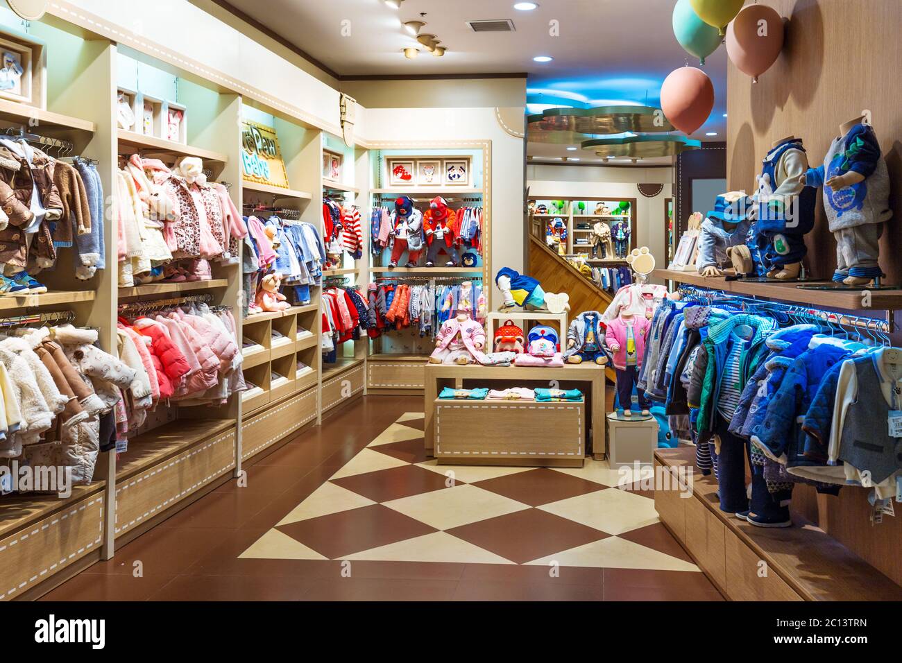 Mode Kleidung in Shopping Mall Stockfoto