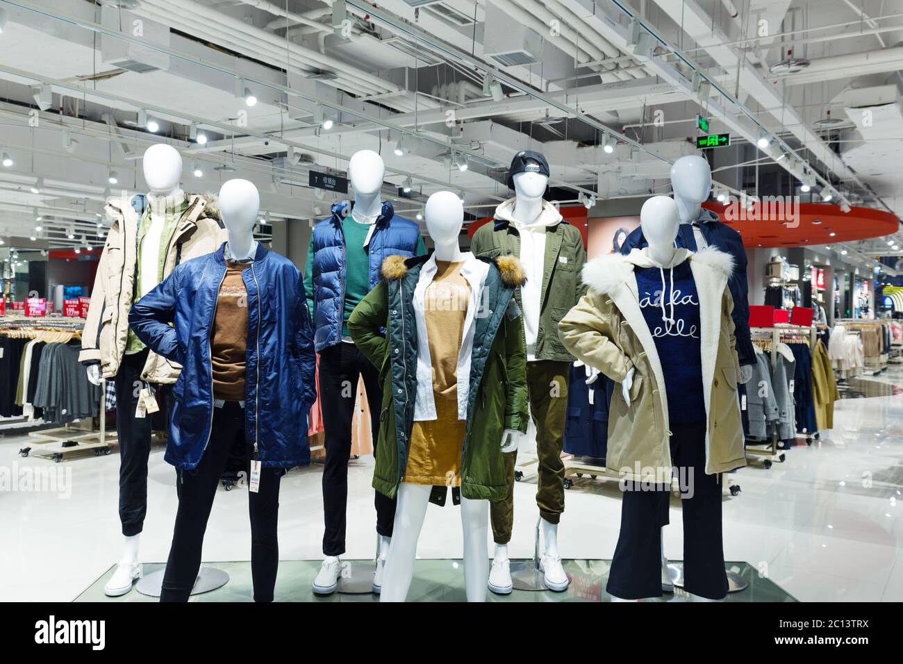 Mode Kleidung in Shopping Mall Stockfoto