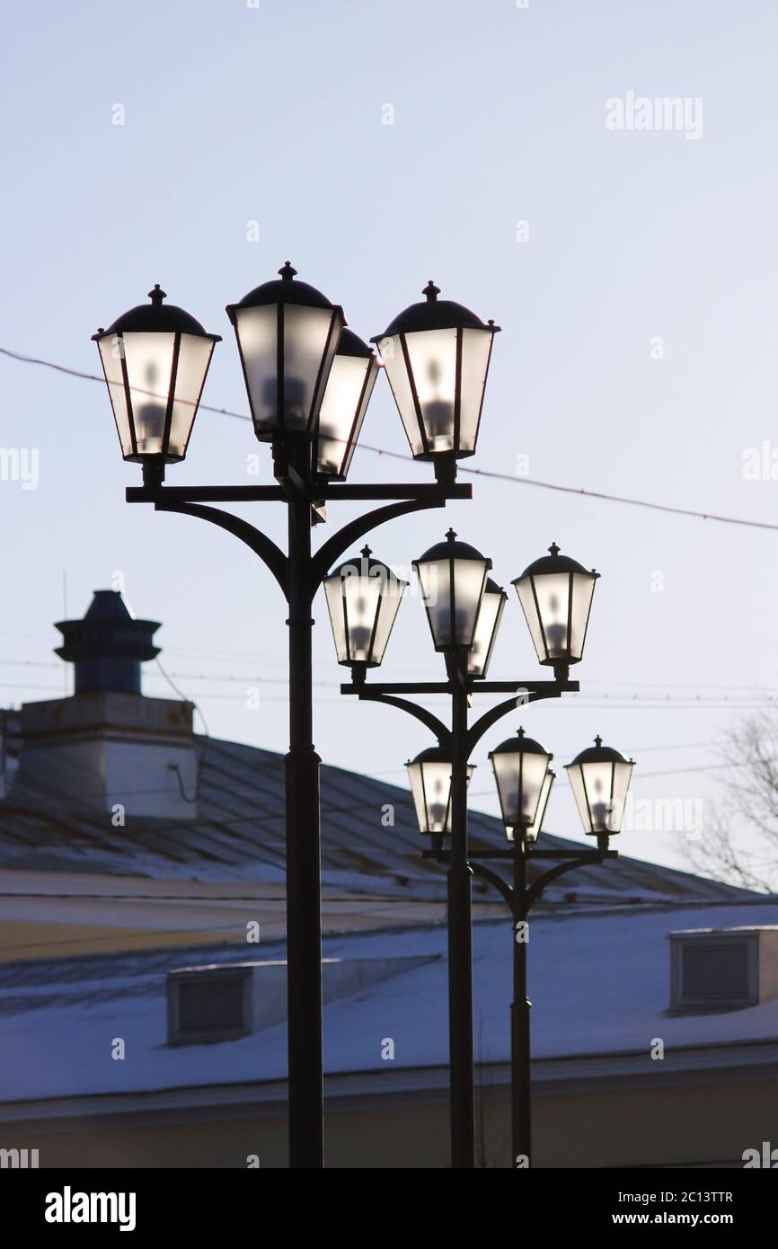 Drei Grundlichter auf dem Stadtplatz, beleuchtet von der Sonne. Stockfoto