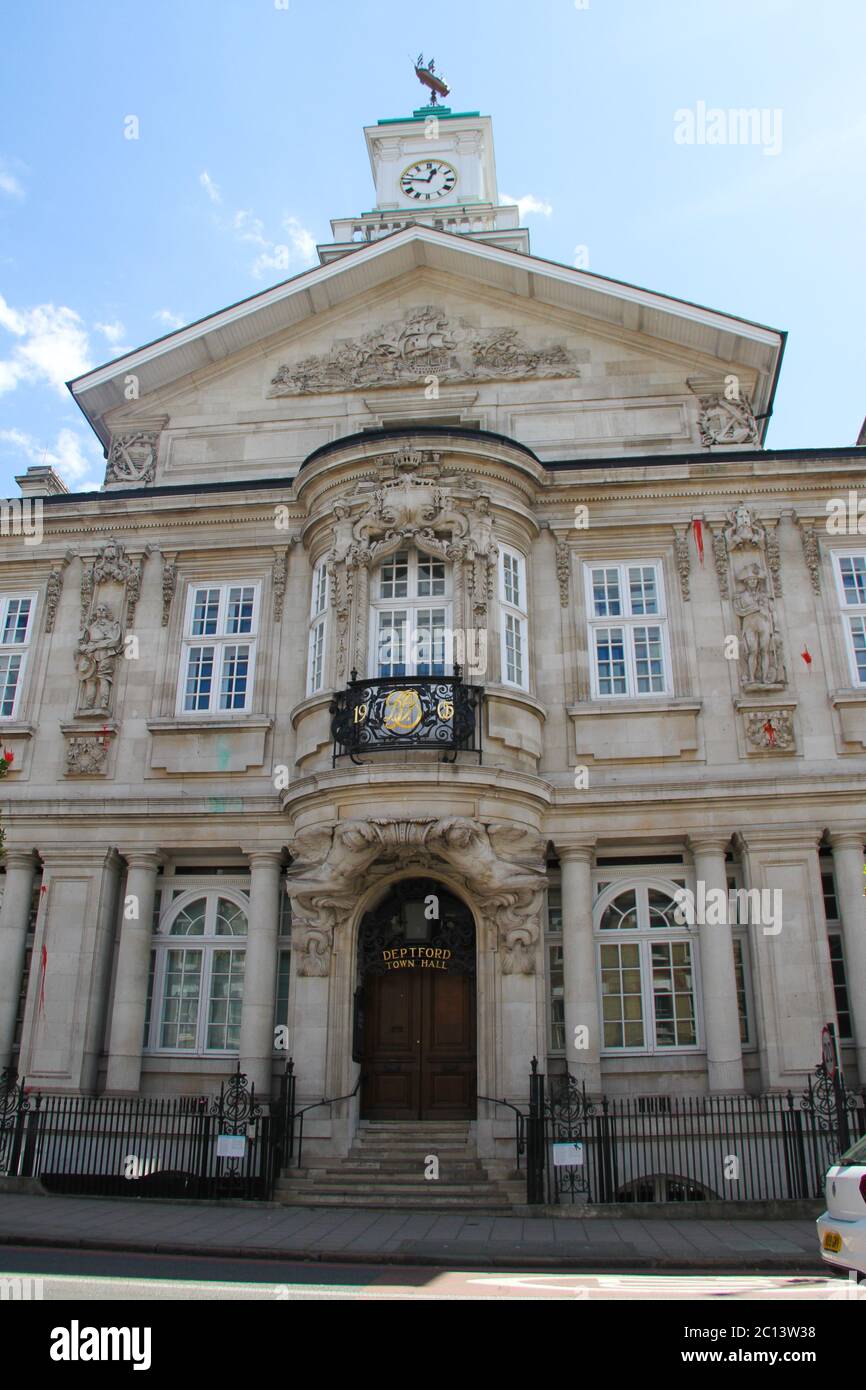 Eine allgemeine Ansicht des Deptford Town Hall, Goldschmiede mit befleckter Statuen von Sir Francis Drake, Robert Blake, Horatio Nelson und einer repräsentativen Figur.das Deptford Town Hall, das von Goldsmiths, University of London, in den späten 1990er Jahren erworben wurde, hat vier Statuen an seiner Vorderfassade. Die Statuen markieren die langen und tiefen Seeverbindungen des Gebietes und sind damit mit dem transatlantischen Sklavenhandel verbunden, da Schiffe in den lokalen Docks gebaut, ausgestattet oder repariert wurden, bevor sie nach Afrika fuhren. Olaudah Equiano, der sich für den Freidendasein eingesetzt hatte und einer der Schlüsselfiguren im Abol war Stockfoto