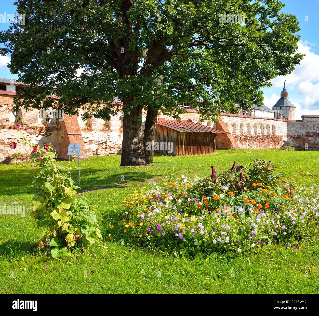 Blumenbeet im Kirillo-Belosersky Kloster am Tag. Stockfoto