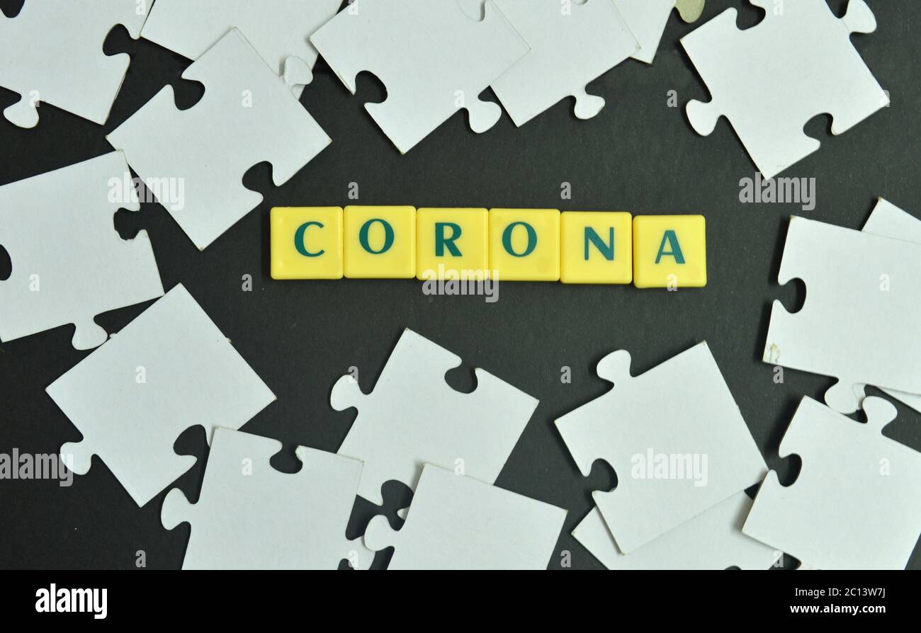 Das Wort CORONA unter Jig sah Puzzleteile Stockfoto