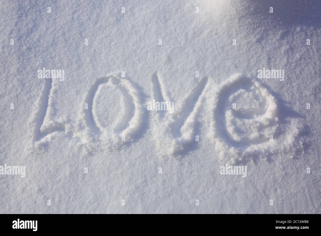 Liebeswort im Schnee geschrieben. Stockfoto