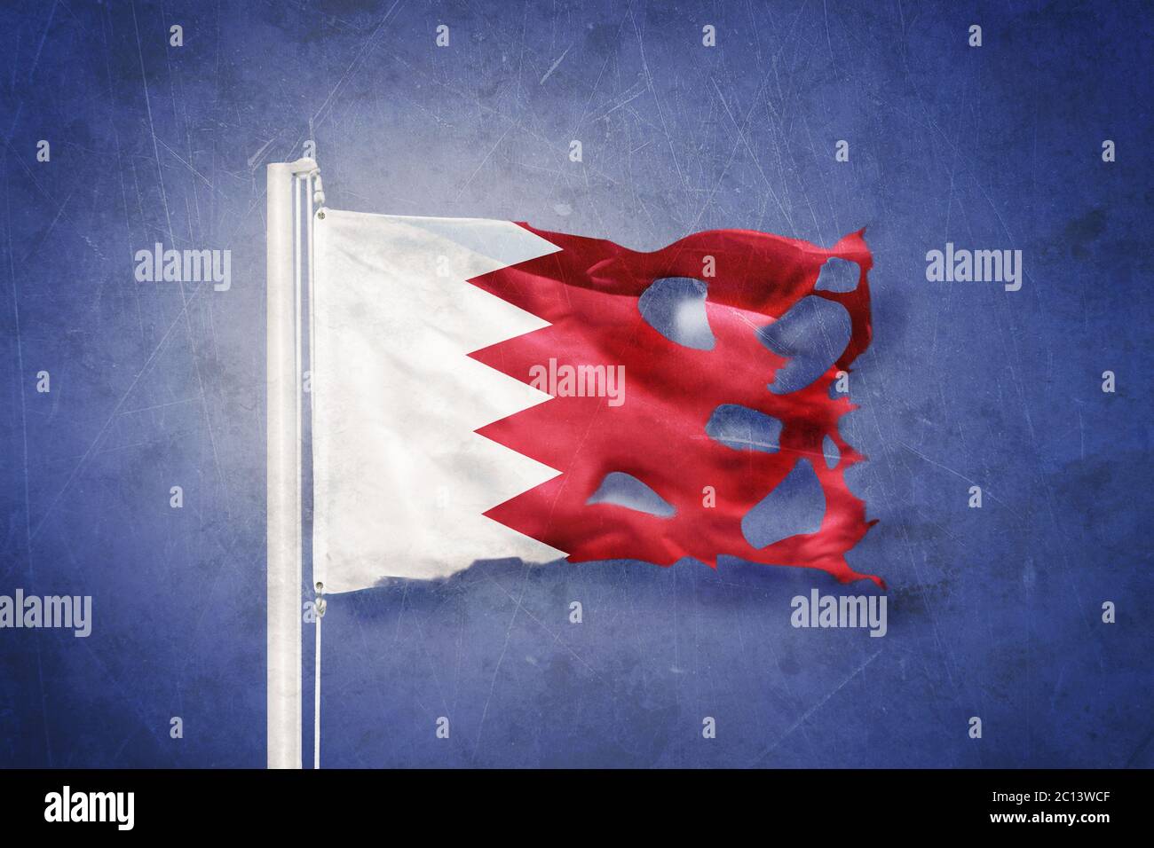 Flagge von Bahrain, die vor grunge Hintergrund fliegt Stockfoto
