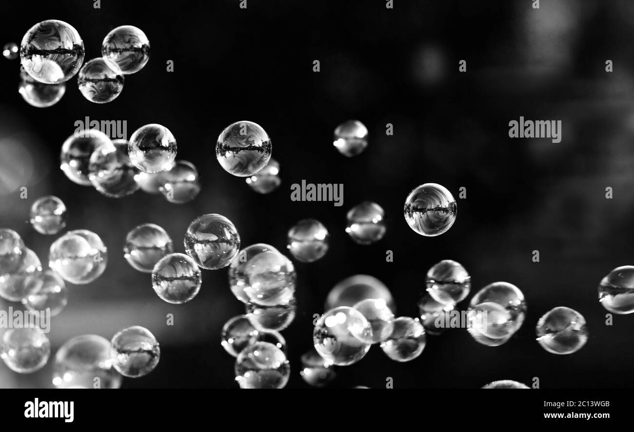 Die silbernen Luftblasen aus der Blase-Gebläse Stockfoto