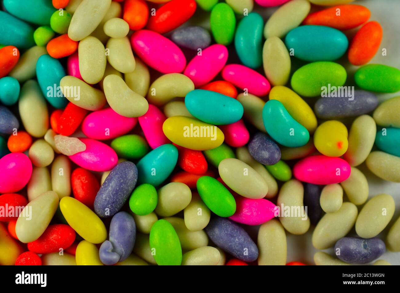 Bunte Süßigkeiten bilden einen Hintergrund mit einigen Teilen im Fokus Stockfoto