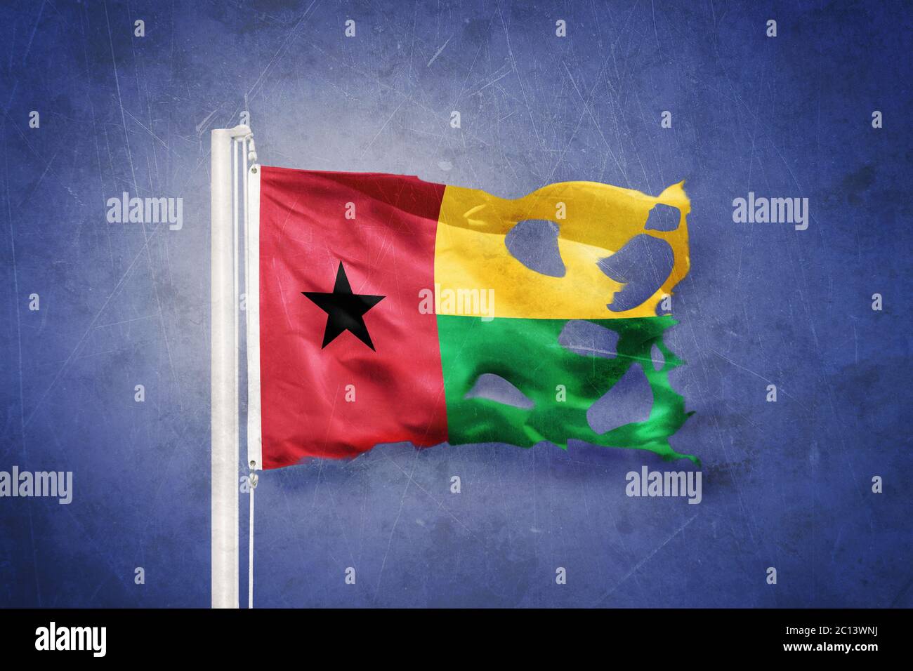 Zerrissene Flagge von Guinea-Bissau, die vor grunge Hintergrund fliegt Stockfoto