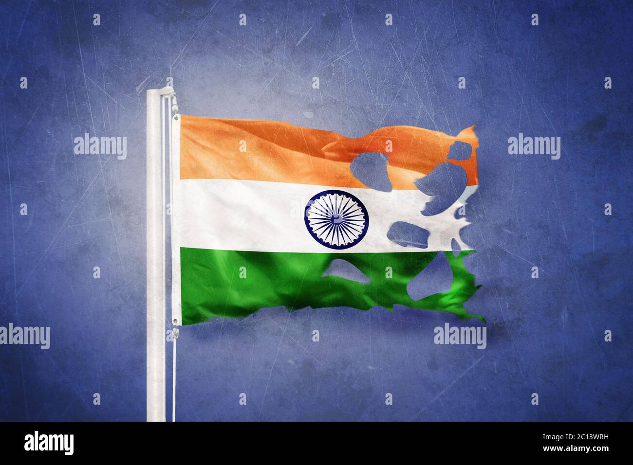 Zerrissene Flagge Indiens vor grunge Hintergrund Stockfoto