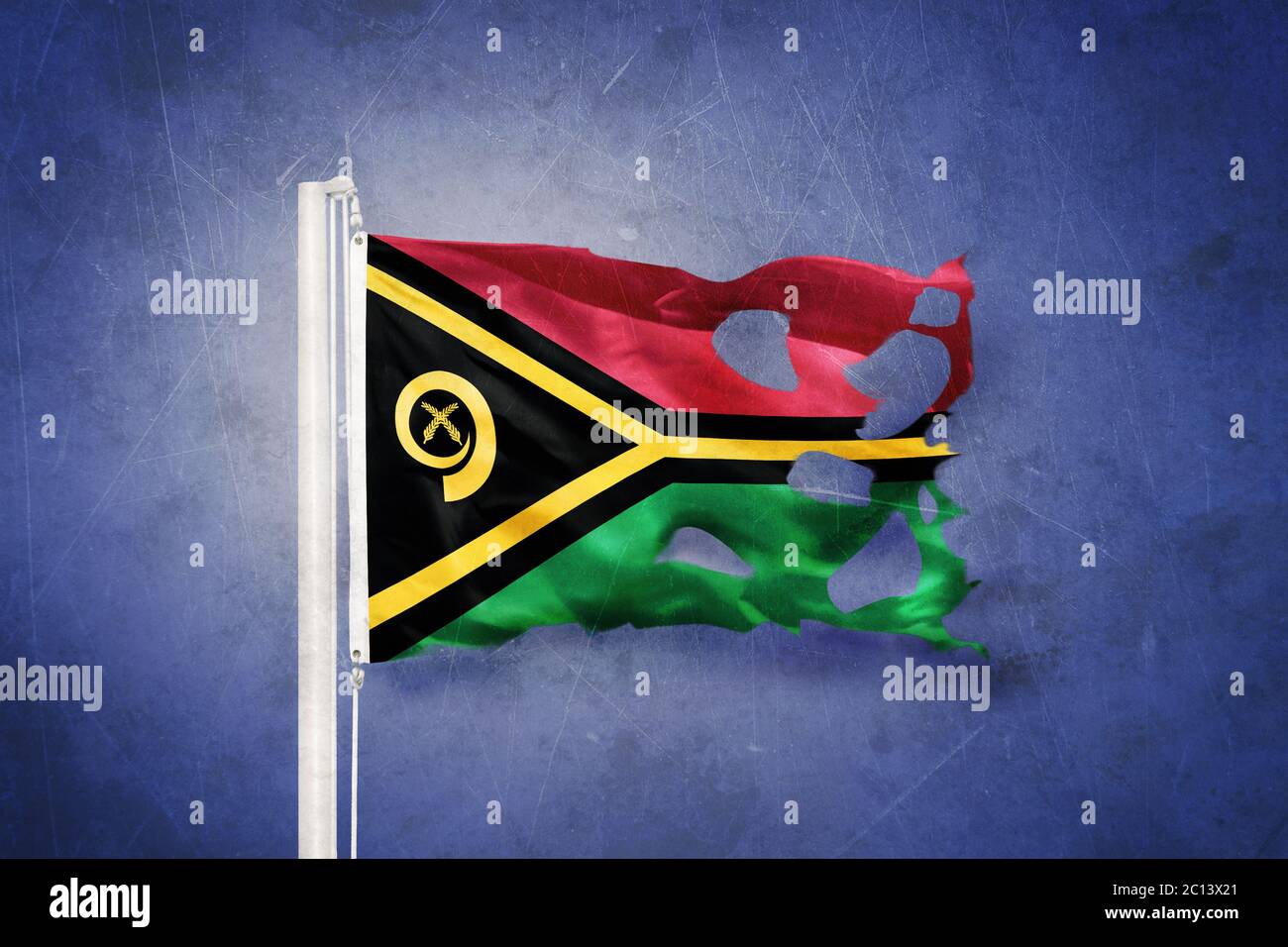 Zerrissene Flagge von Vanuatu, die vor grunge Hintergrund fliegt Stockfoto