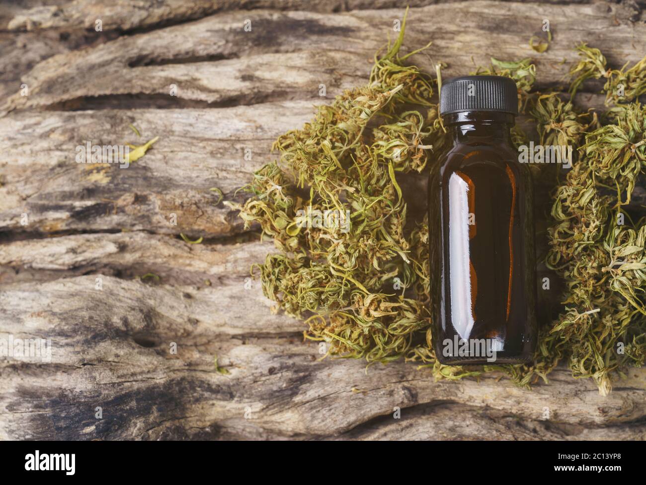 Getrocknetes medizinisches Marihuana mit CBD und THC-Extrakt Stockfoto