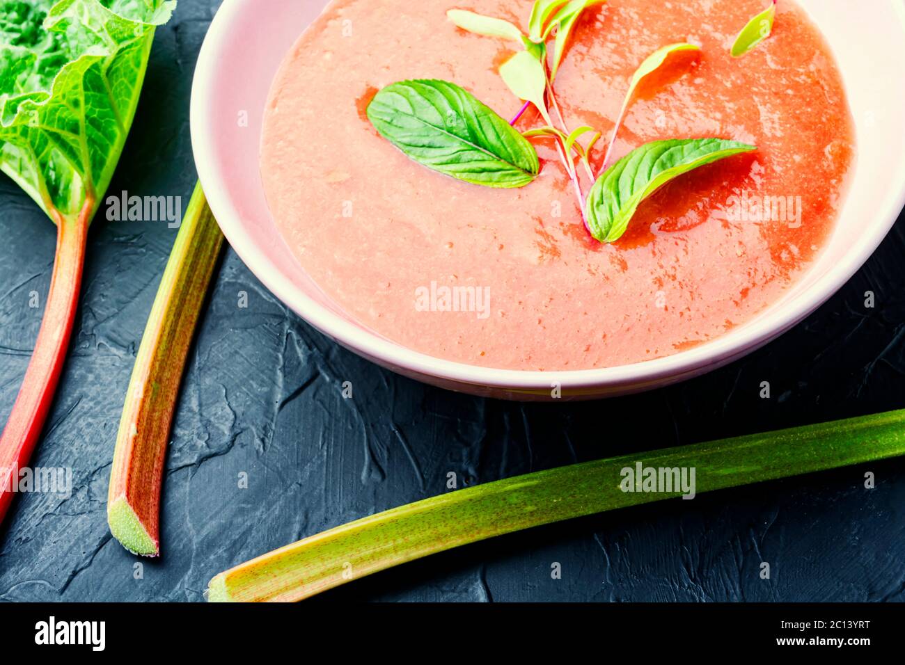 Vegetarische kalte Rhabarbersuppe auf einem Teller.Dessertsuppe Stockfoto