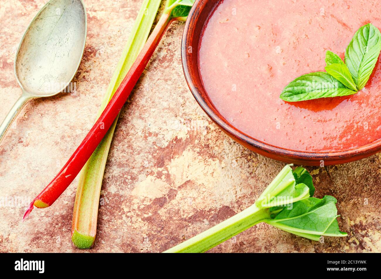 Vegetarische kalte Rhabarbersuppe auf einem Teller.Dessertsuppe Stockfoto