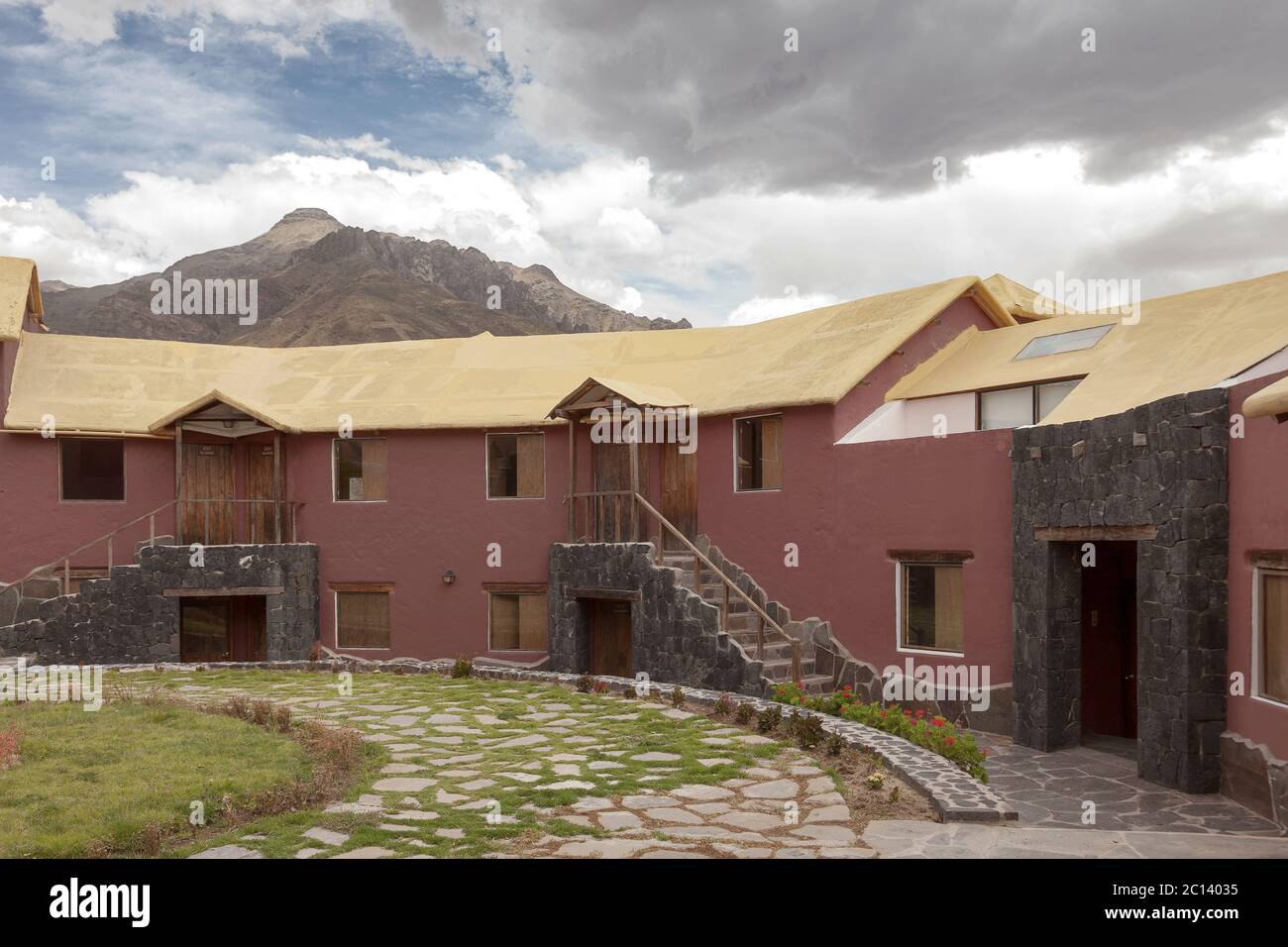 Ein traditionelles Vintage-Hotel in Chivay, Arequipa Peru mit Wolken Stockfoto