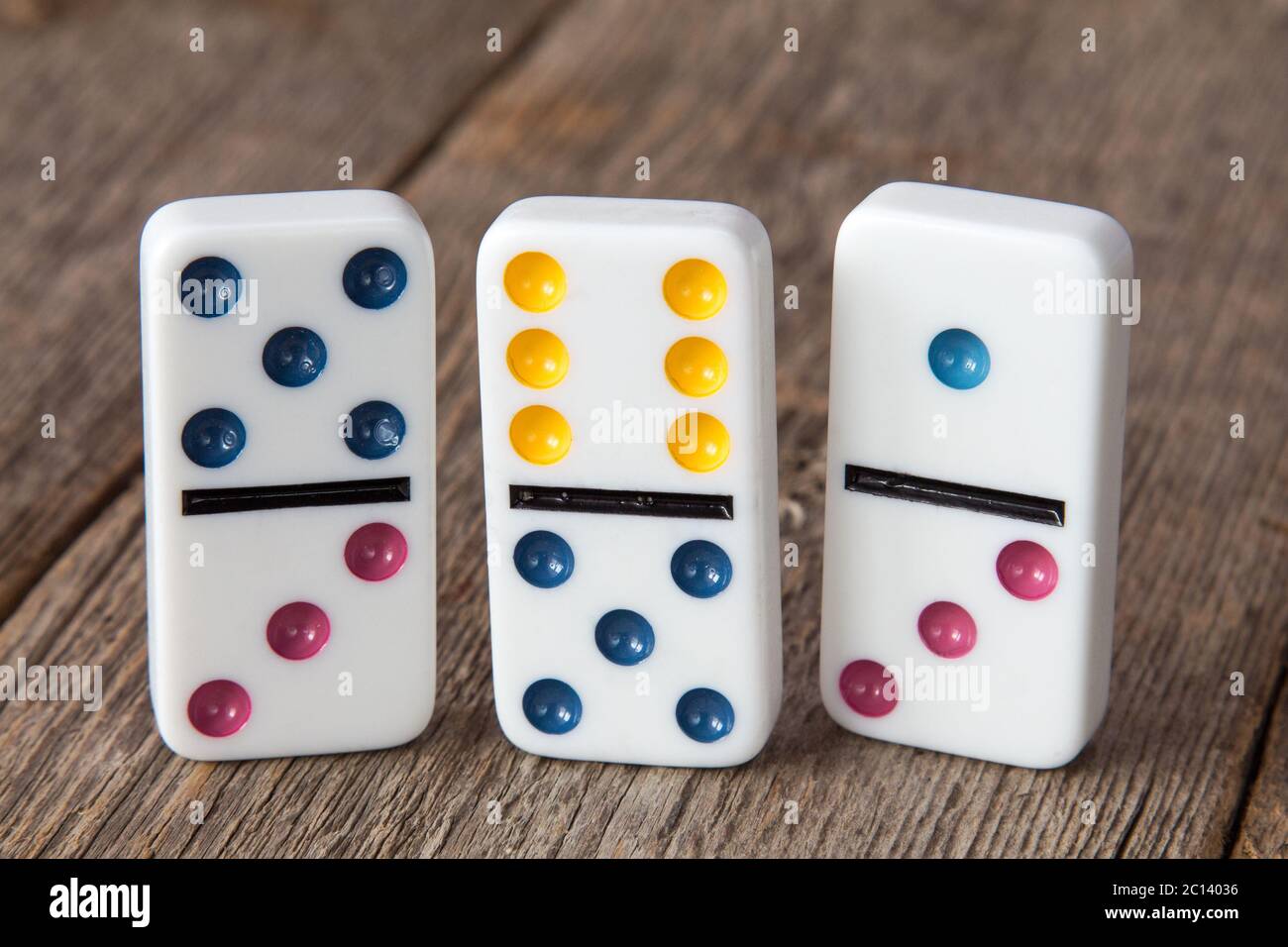 Drei Dominosteine mit bunten Punkten Stockfotografie - Alamy