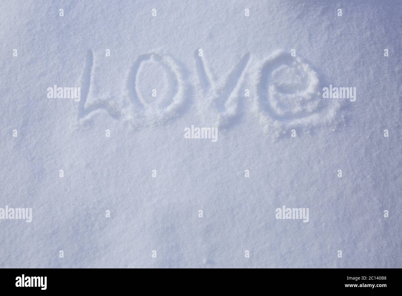 Liebeswort im Schnee geschrieben. Stockfoto