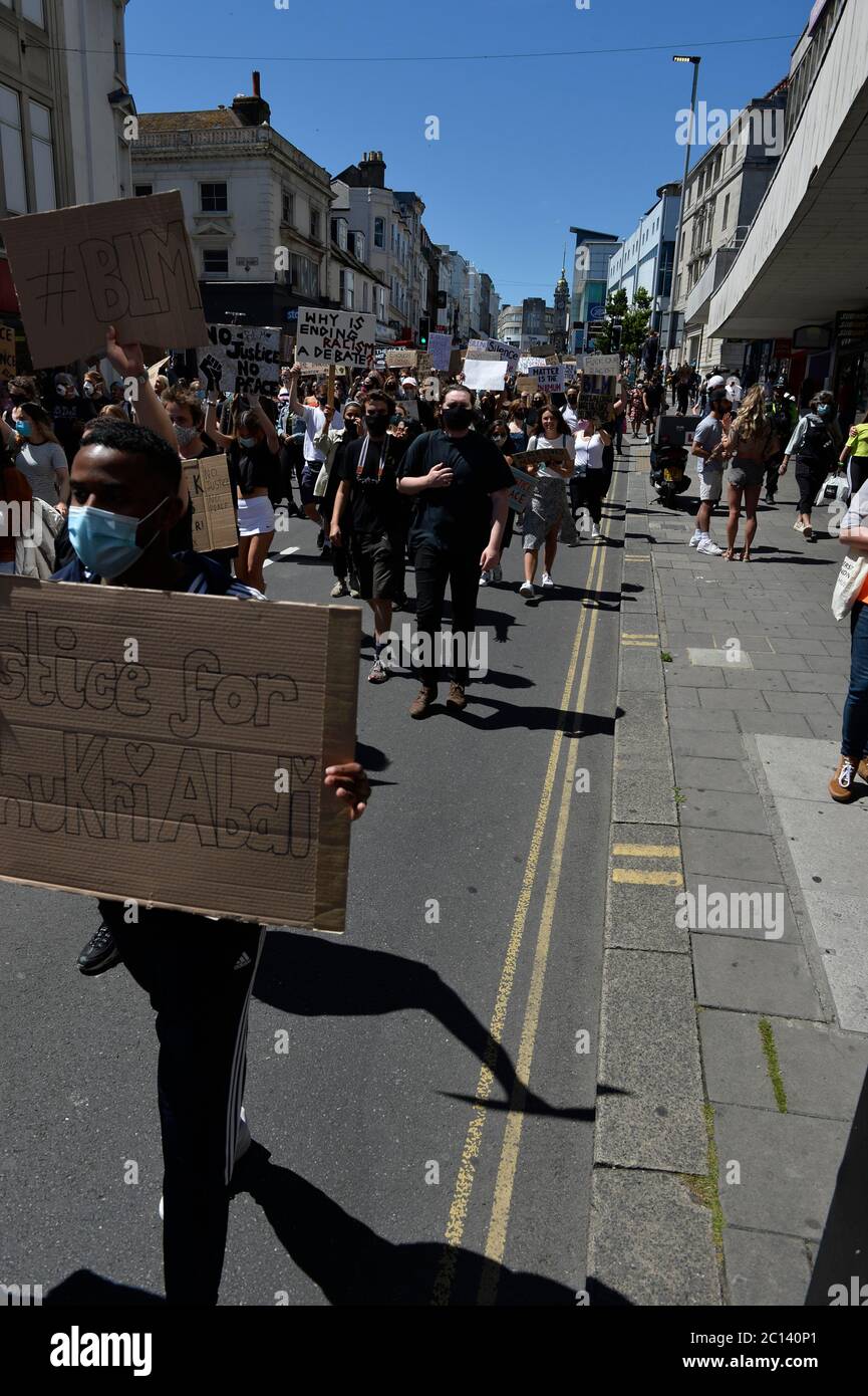 Black Lives Matter Protest in Brighton 2020, der während der Sperrung des Coronavirus stattfand. Bild Frottee Appin Stockfoto