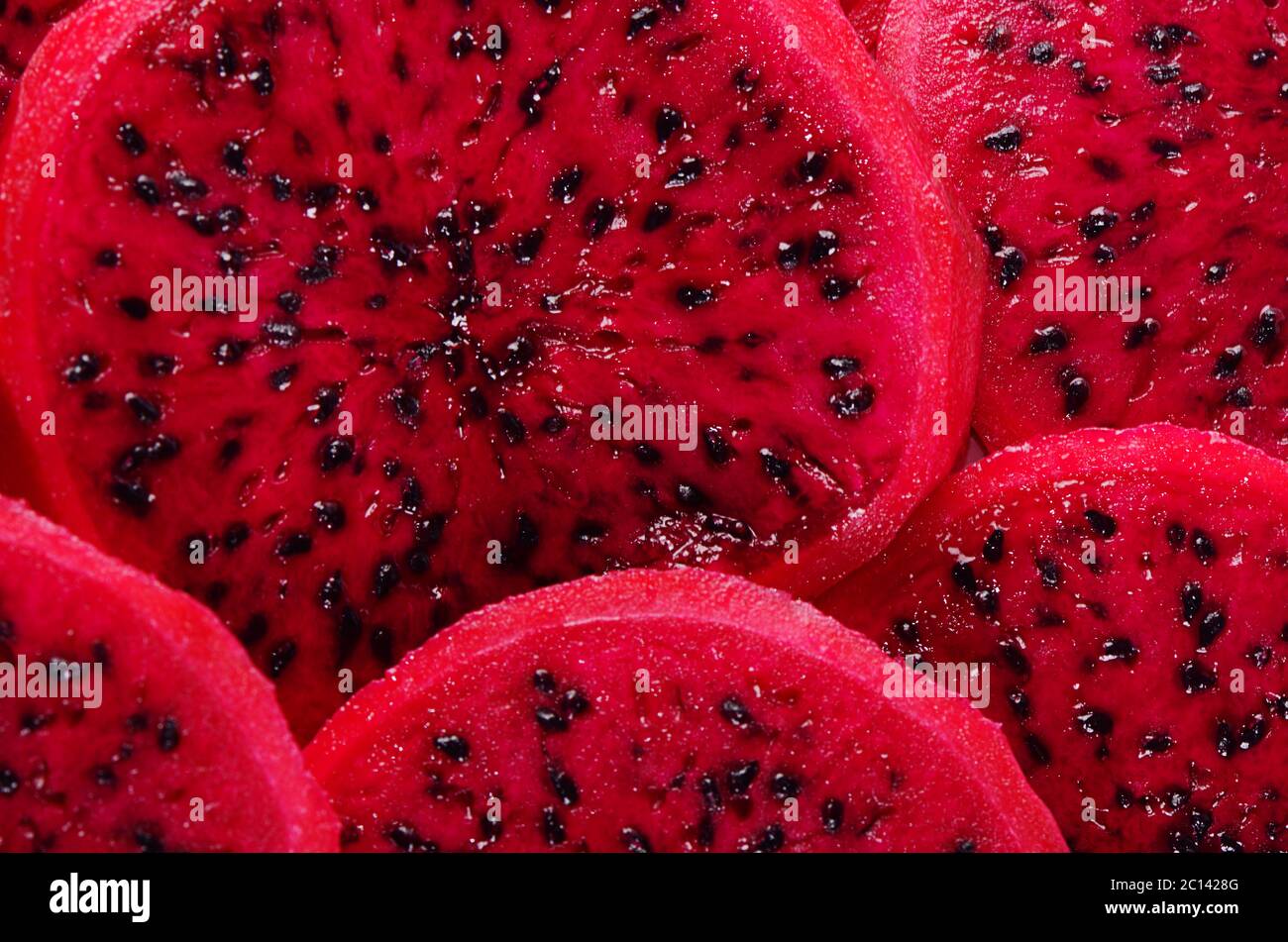 Frisch geschnittene rote Drachenfrucht Nahaufnahme Stockfoto