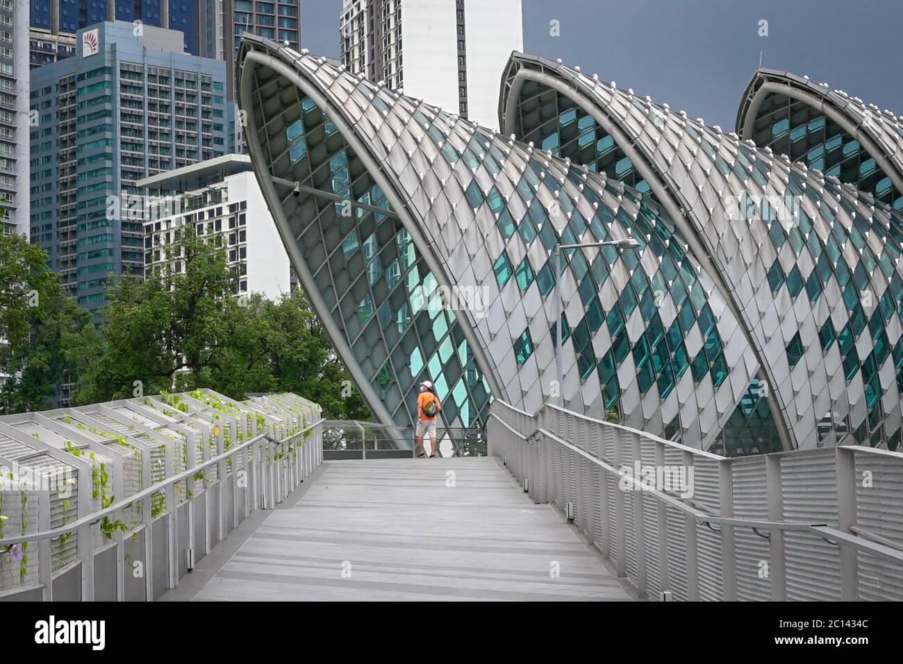 Kuala Lumpur, Malaysia - 11. Juni 2020: Saloma Link Fußgängerbrücke, die Kampung Baru und KLCC Malaysia verbindet. Auch ein neues Touristendenkmal. Stockfoto