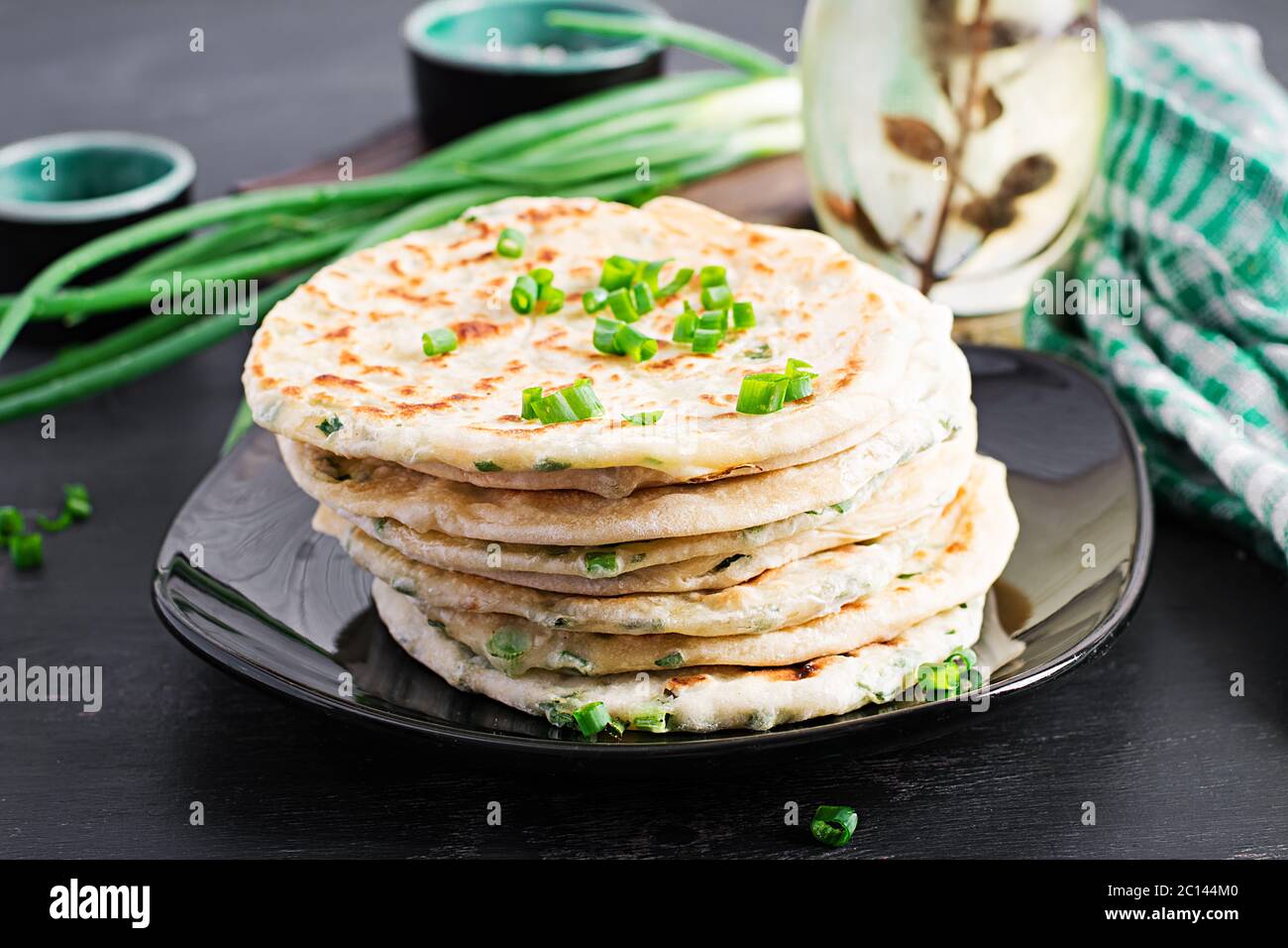 Traditionelles indisches Brot. Pita Brot mit grünen Zwiebeln. Zwiebel naan. Stockfoto