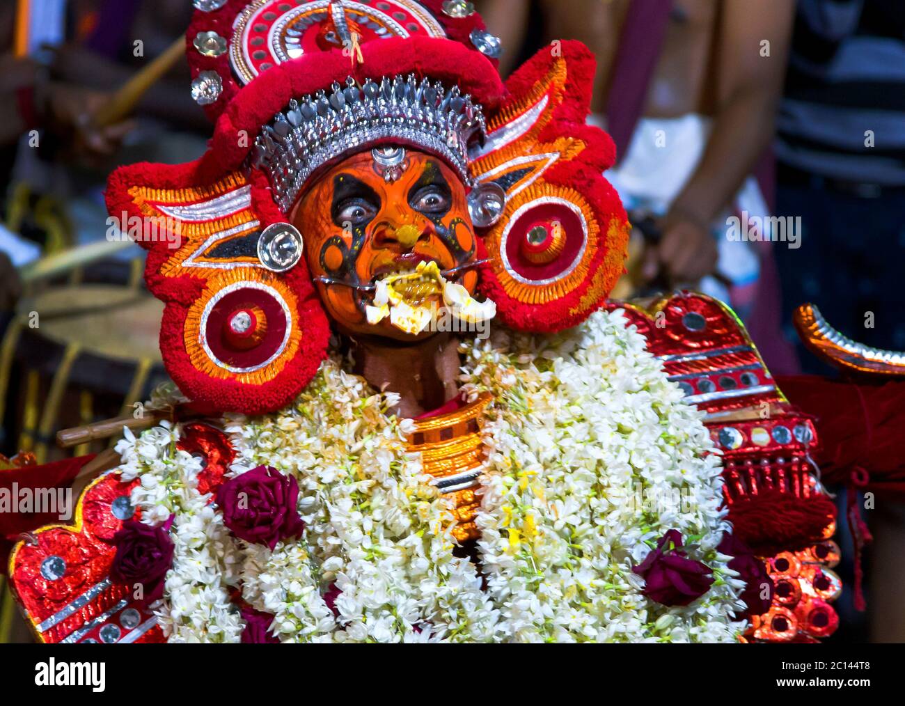 Die rituelle Kunst Form von Kerala, Thyra oder Theyyam thira ist ein ritueller Tanz, der in 'Kaavu'(Hain)& Tempeln des Kerala, Indien, aufgeführt wird Stockfoto