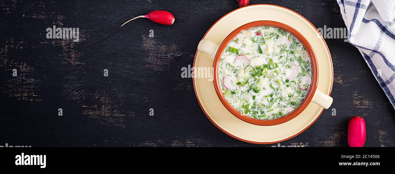 Okroshka. Kalte Sommersuppe mit Joghurt und Gemüse in Schüssel. Draufsicht, Overhead, Banner Stockfoto
