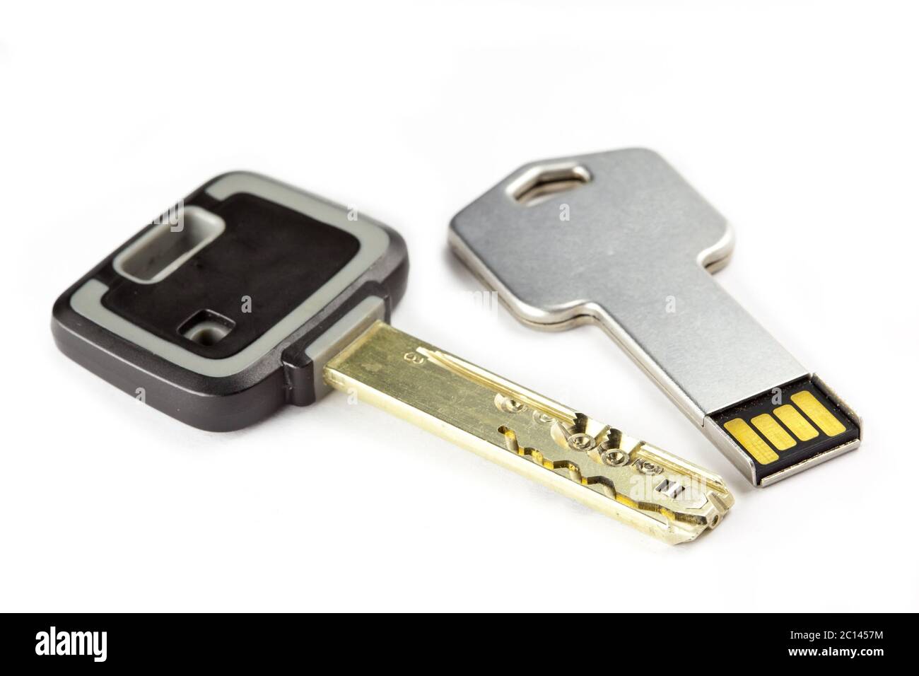 Schlüssel mechanisch, rissfest, mit hohem Schutzgrad, und ein Schlüssel elektronisch mit einer Mikroch Stockfoto