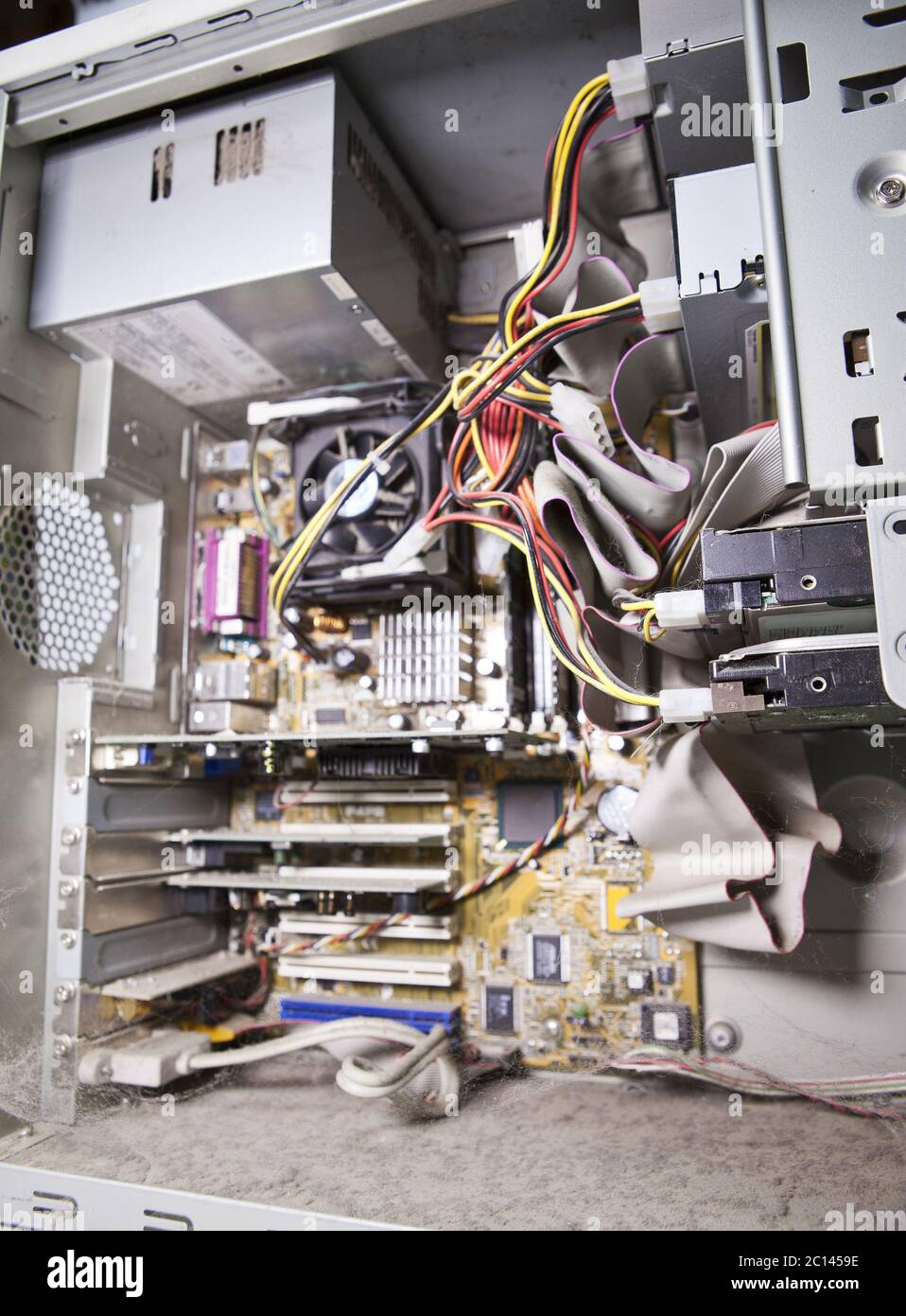 Im Inneren des alten, zerlegten, mit Staubcomputer bedeckt. Geringe Schärfentiefe Stockfoto