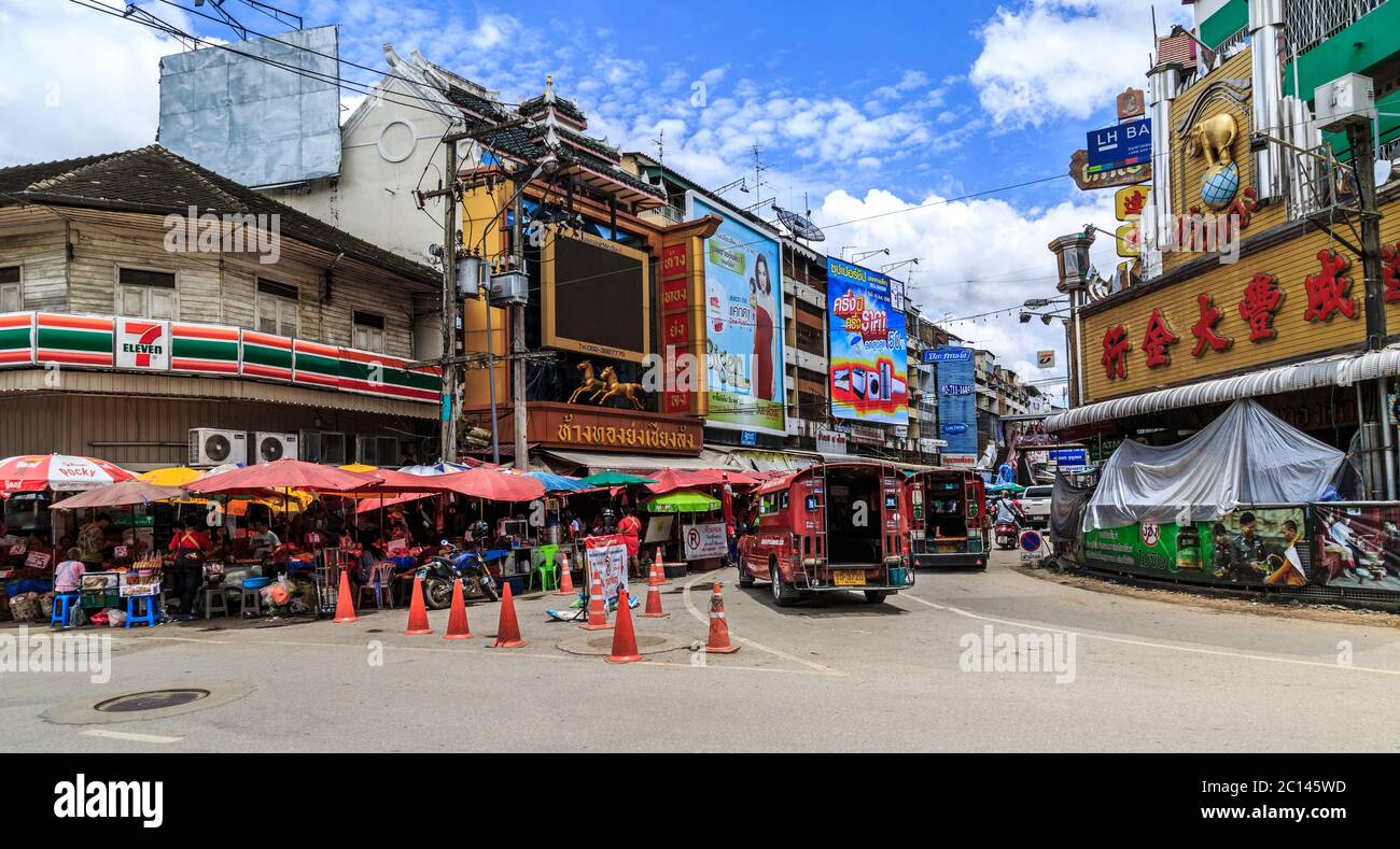 Chiang Mai Thailand - Juli 2017. Belebte Ecke von Wichayanon und Chang Moi Road in Chiang Mai. Stockfoto