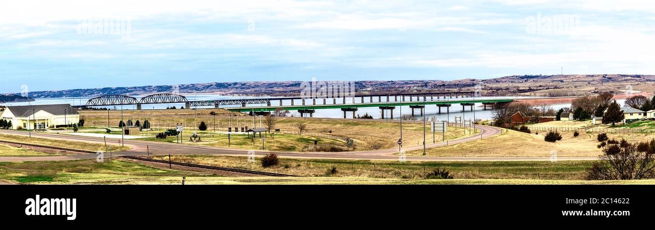 Chamberlain, South Dakota, USA - März 2017. Panorama der Chamberlain-Brücke über den Missouri River. Stockfoto