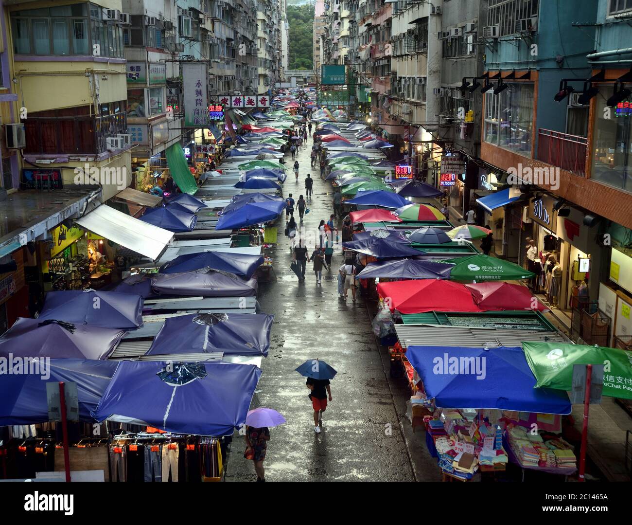 Ladies Market an einem regnerischen Tag, Hong Kong Stockfoto
