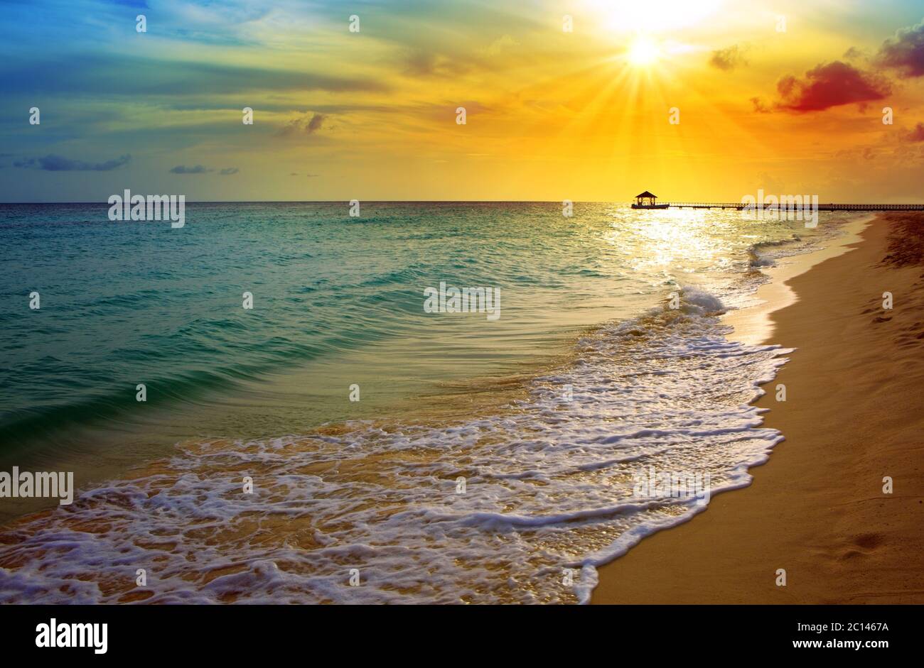 Sonnenuntergang am Strand der Karibik. Stockfoto