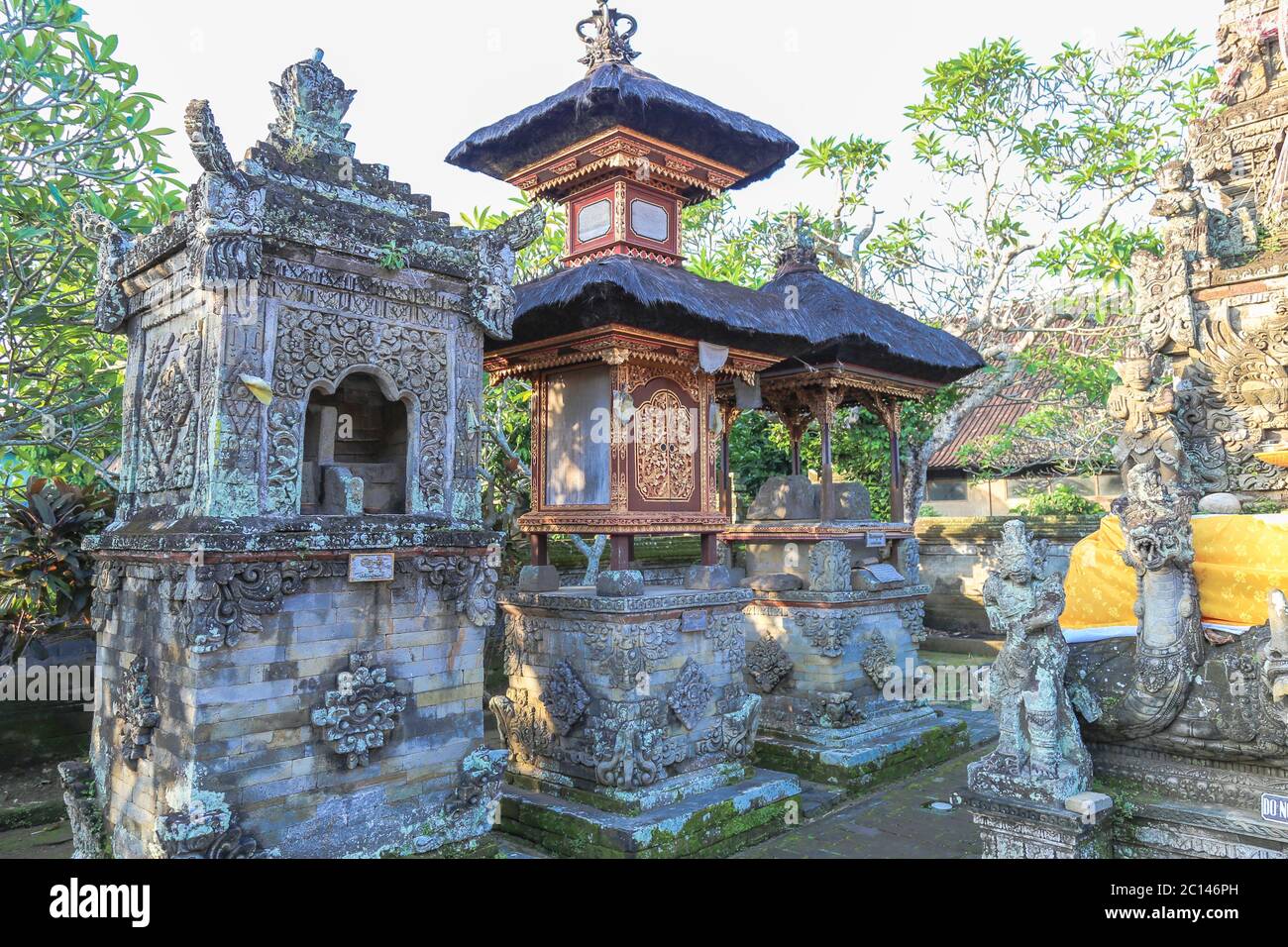 Schrein aus Stein und Gold Gilde ist in einem alten balinesischen Tempel. Stockfoto Schrein aus Stein und Gold Gilde ist in einem alten balinesischen Tempel. Stockfoto