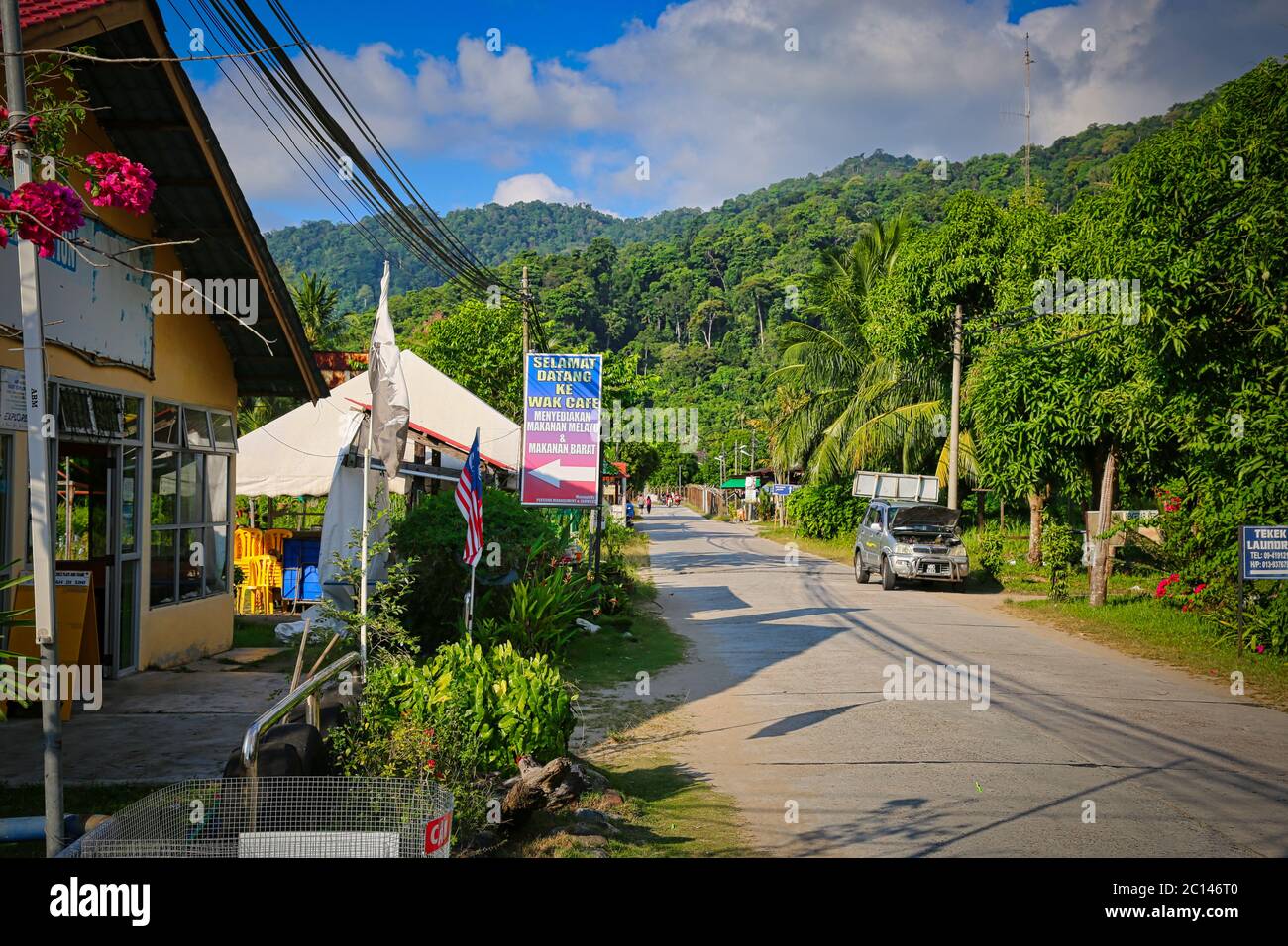 Tioman Island Malaysia - 15. Juni 2017. Hauptstraße in Kampung Tekek, das größte und bevölkerungsreichste Dorf auf der Tioman Insel Stockfoto