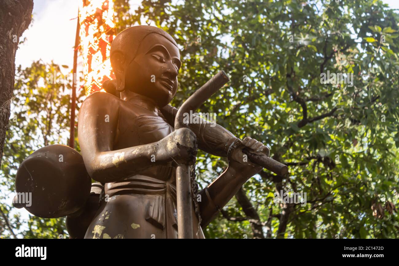 Phayao, Thailand - 24. Nov 2019: Phra Sivali oder Phra Sivalee Buddhistischer Mönch Statue auf grünem Blatt Hintergrund Stockfoto