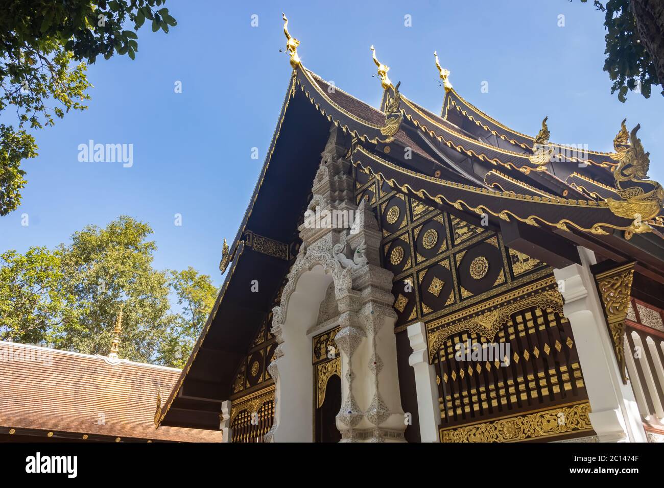 Phayao, Thailand - 24. Nov 2019: Buddhistische Kirche im Analayo Tempel oder Wat Analayo auf blauem Himmel Hintergrund in niedriger Ansicht mit natürlichem Licht Stockfoto